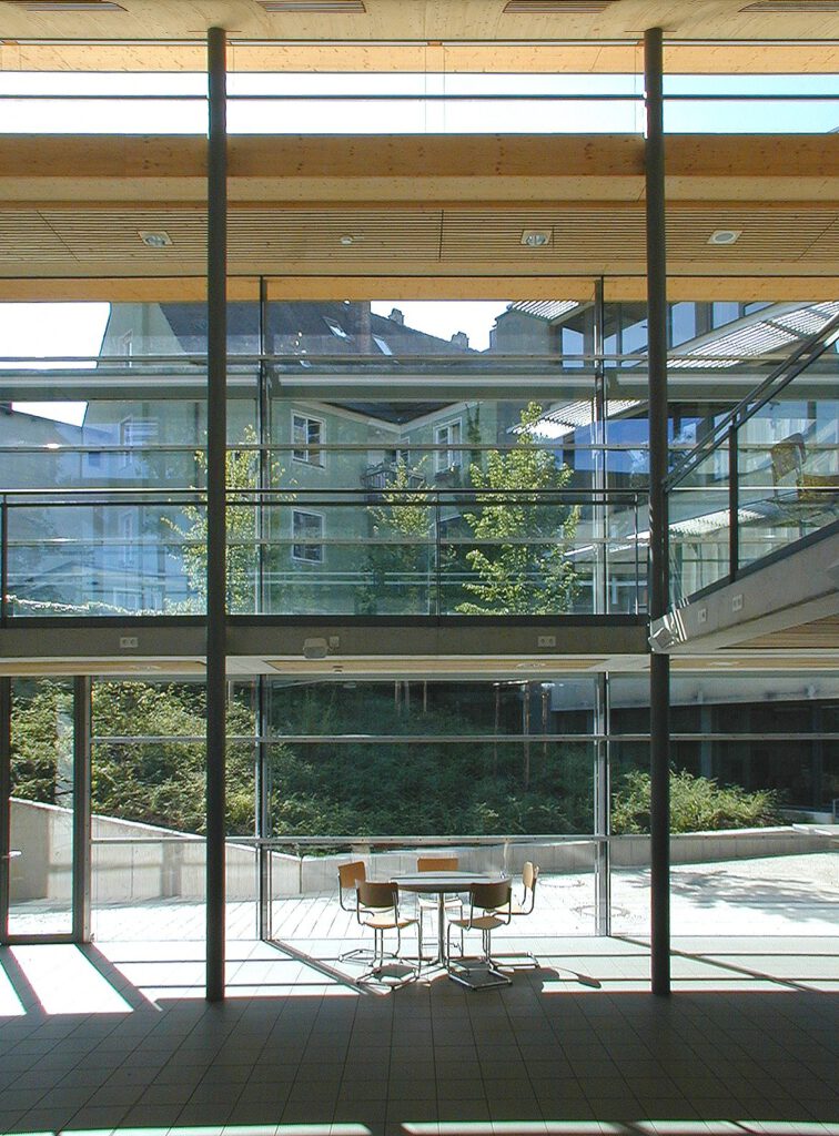 Pausenhalle Reuchlin-Gymnasium – verglaste Fassade mit Blick in die Halle