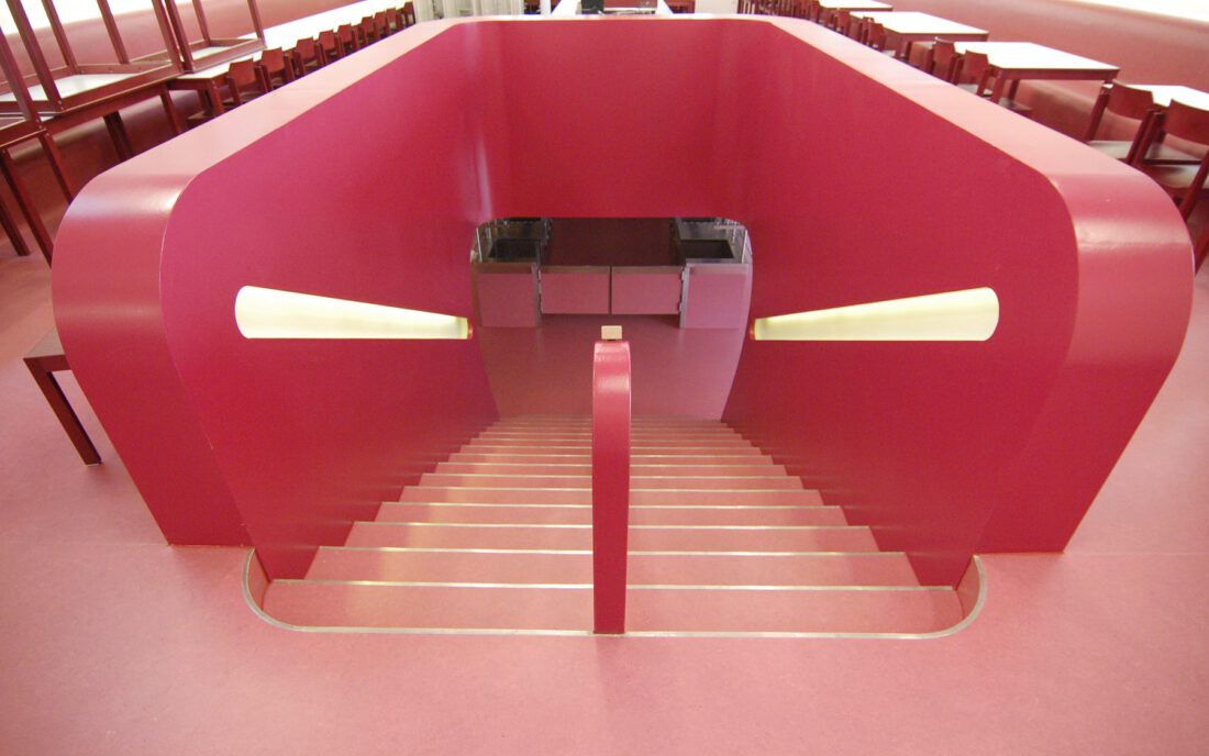 Schülermensa Canisiusstiftung Ingolstadt – Treppe und Galerie von der Eingangsebene