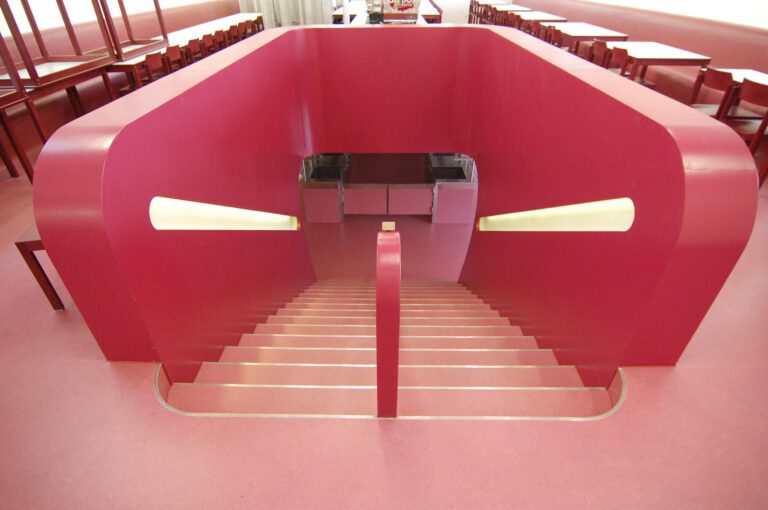 Schülermensa Canisiusstiftung Ingolstadt – Treppe und Galerie von der Eingangsebene