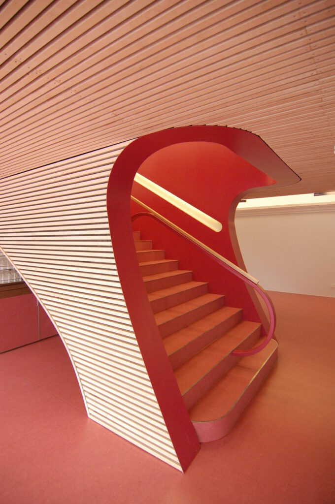 Schülermensa Ingolstadt – die Treppe als Skulptur unter der Holzlattendecke