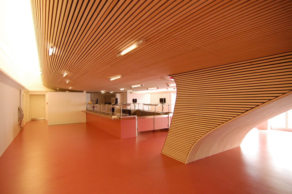 Schülermensa Ingolstadt – Galerie als eingestelltes Holzmöbel