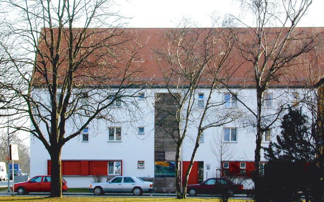 Sozialwohnungen Taubentalweg Ingolstadt – Zeile mit roten Schiebeläden