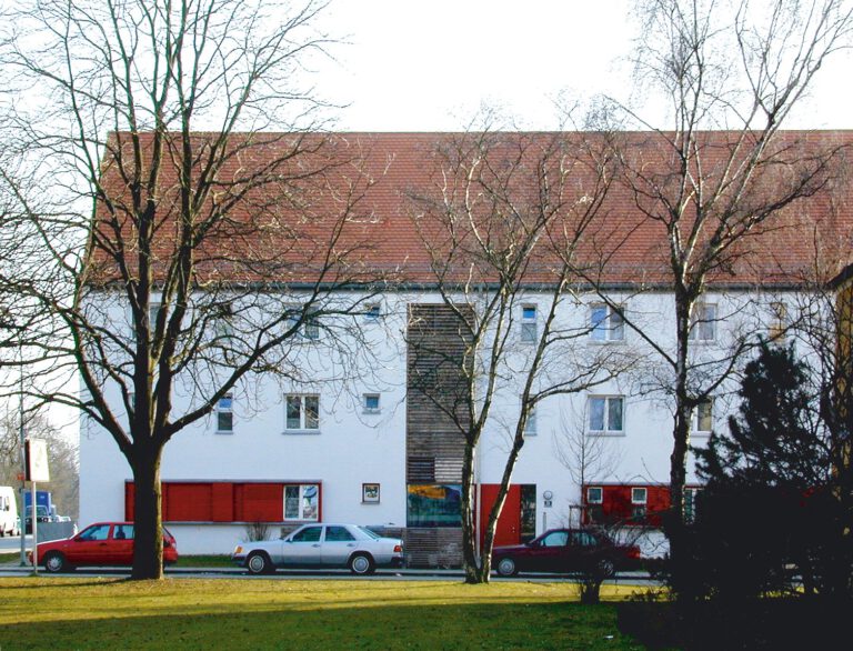 Sozialwohnungen Taubentalweg Ingolstadt – Zeile mit roten Schiebeläden