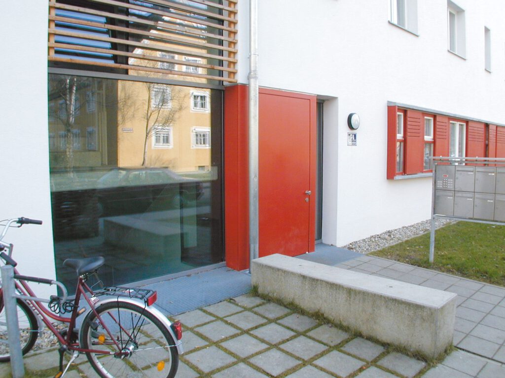 Sozialwohnungen Taubentalweg – Hauseingang mit roter Tür
