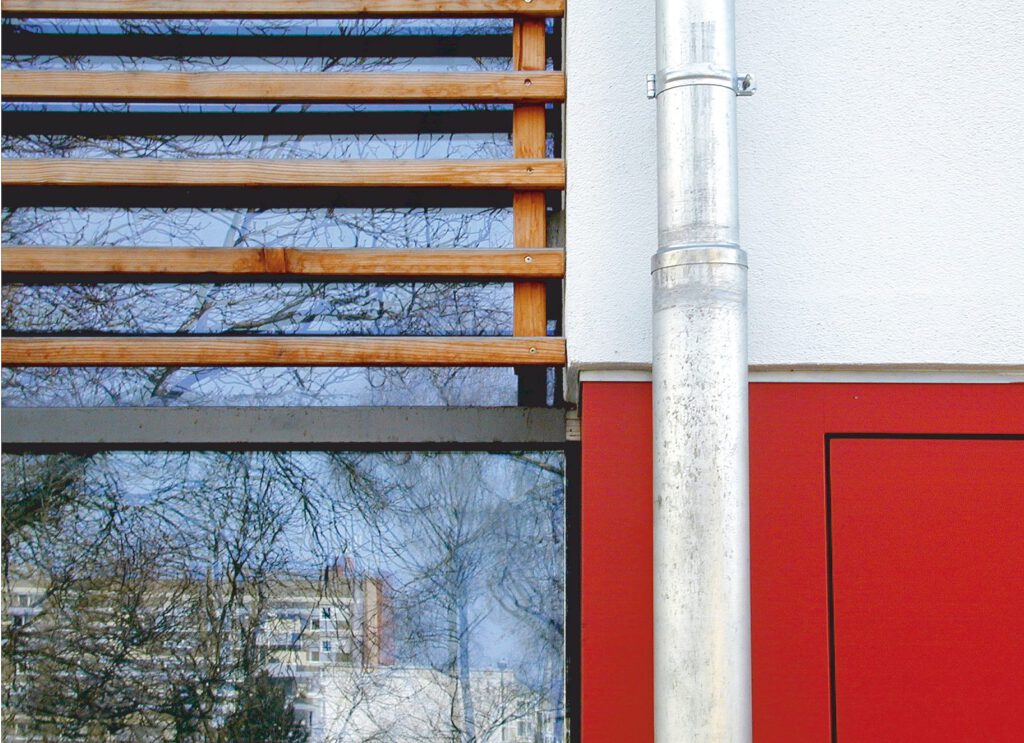 Sozialwohnungen Taubentalweg – Detail der Holzlamellen vor der Fassade