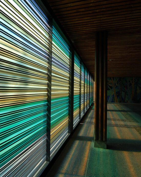 Toranlage der Schule Ungernederstraße Ingolstadt – farbig leuchtende Glasstreifen bei Nacht
