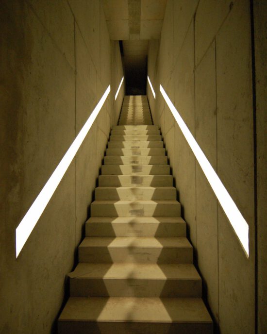 Musikclub Maki Ingolstadt – Betontreppe mit diagonalen Lichtschlitzen