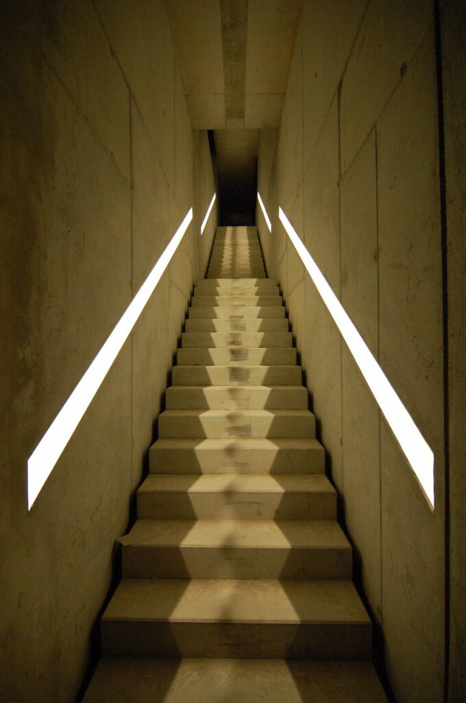 Musikclub Maki Ingolstadt – Betontreppe mit diagonalen Lichtschlitzen