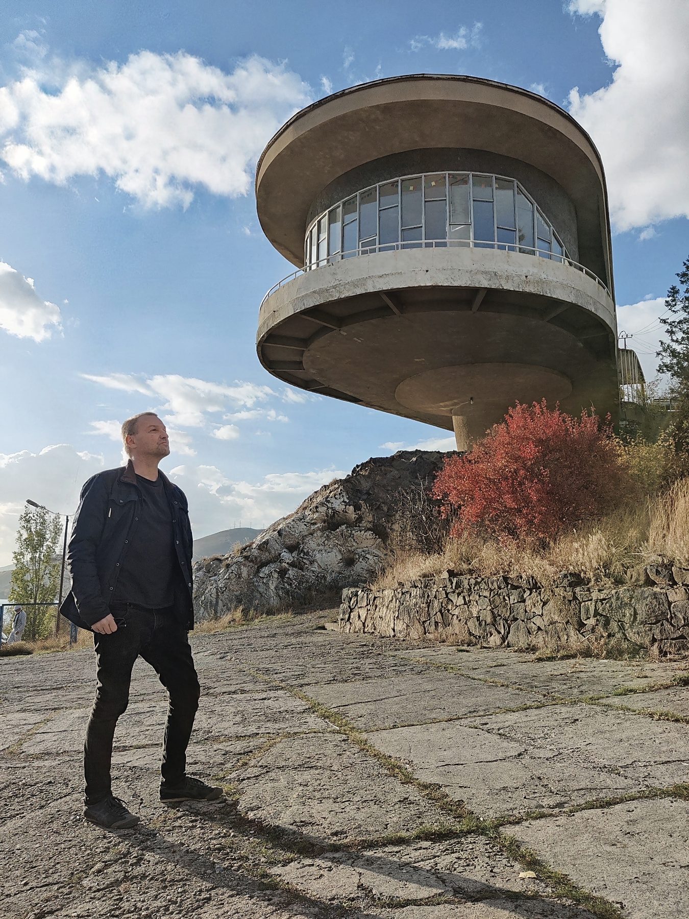 Tobias Brand vor dem Schriftstellerhaus am Sewansee