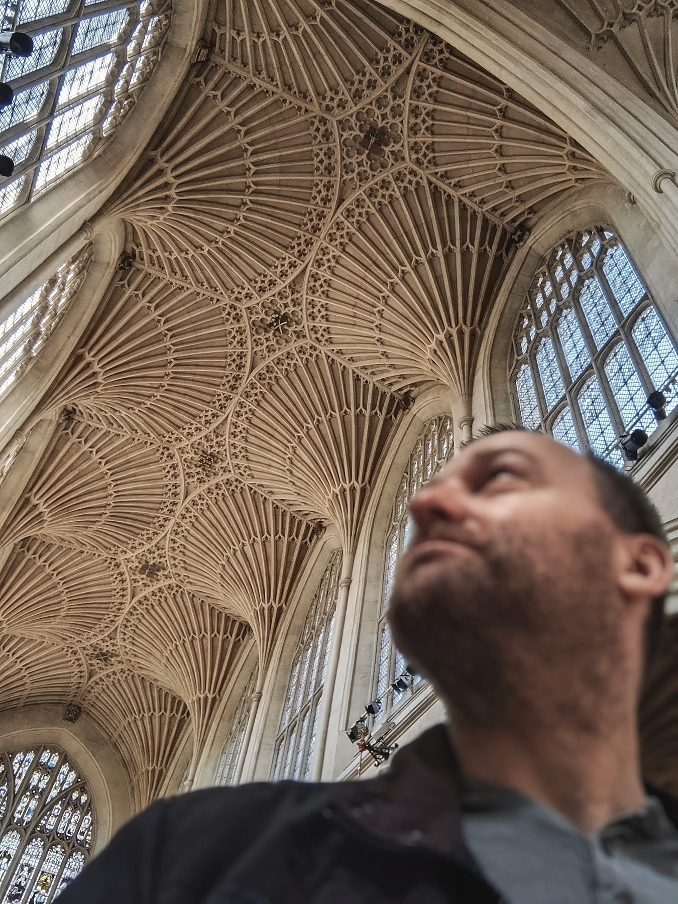 Tobias Brand unter dem Fächergewölbe der Bath Abbey