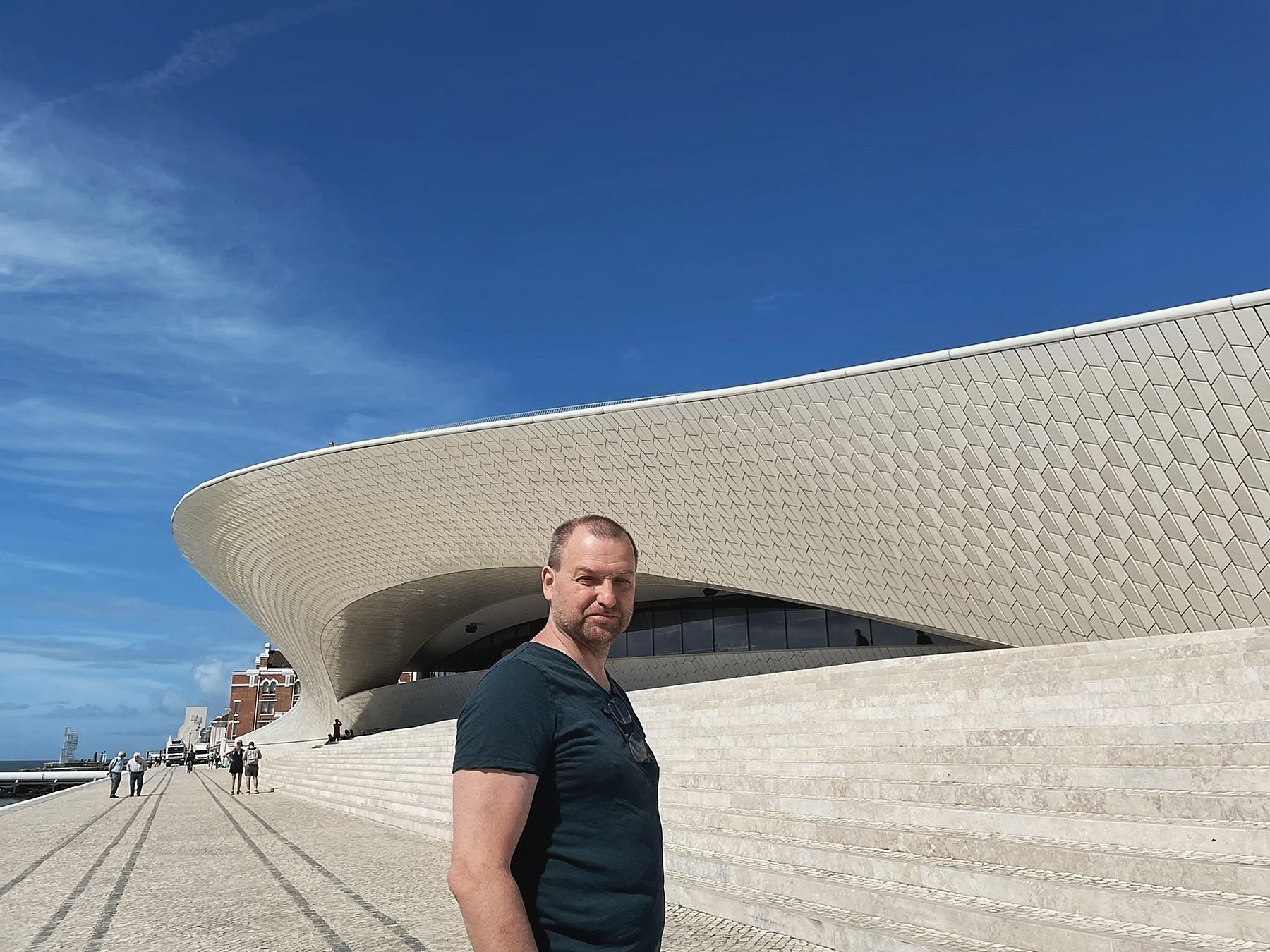 Tobias Brand vor dem MAAT in Lissabon