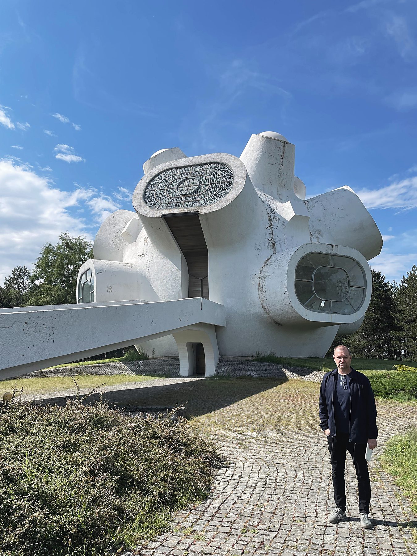Tobias Brand vor dem Ilinden-Denkmal in Kruševo