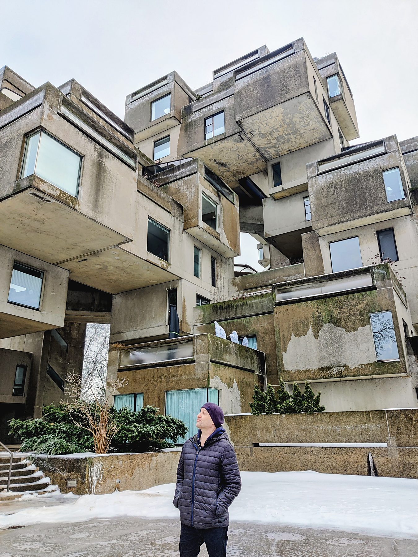 Tobias Brand vor Habitat 67 in Montreal